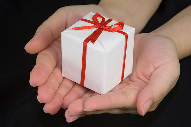 Gift receiver: 'You shouldn't have! Oh. It's empty.' Gift giver: 'Yup. The gift was anticipation.' Gift receiver: 'You really shouldn't have.' (Photo: asenat29/wikimedia)