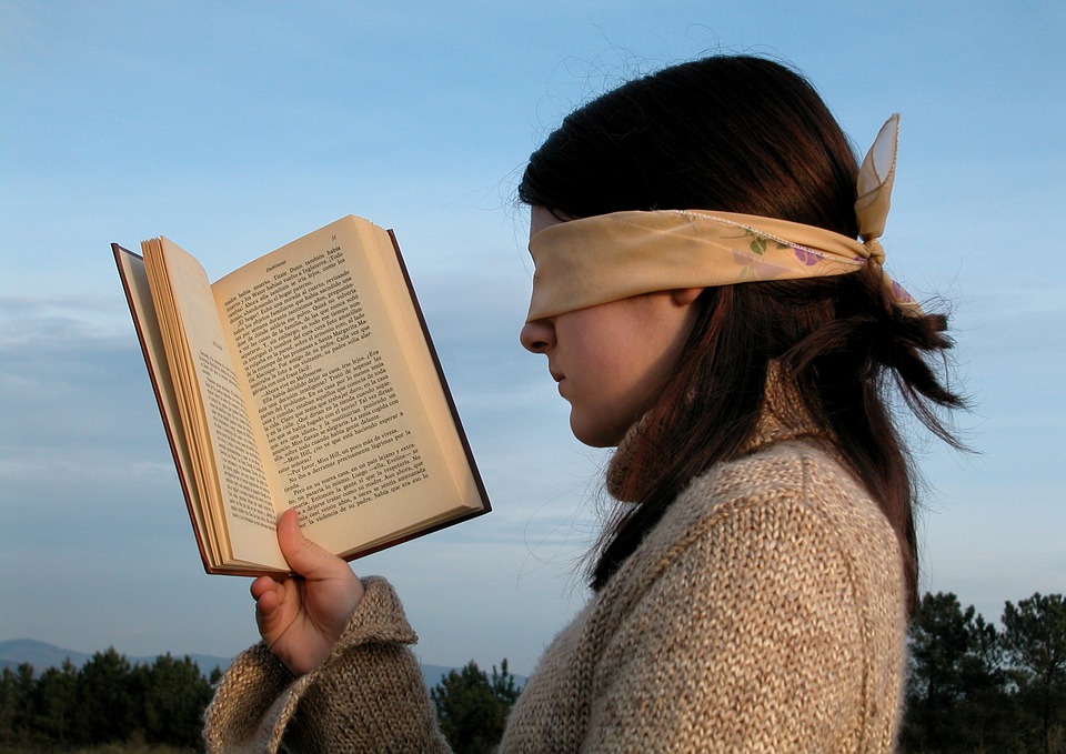 N.B. Not a practical method of reading. (Image: Anher)